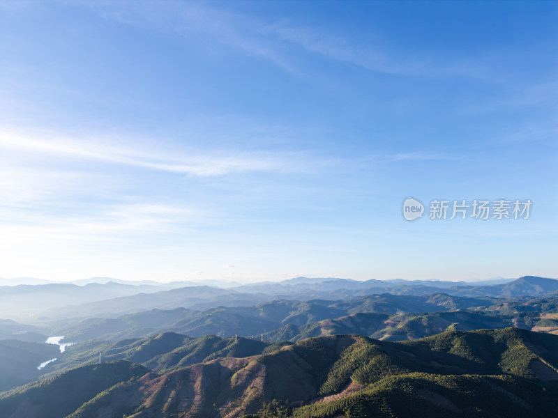 辽阔壮观的群山航拍全景