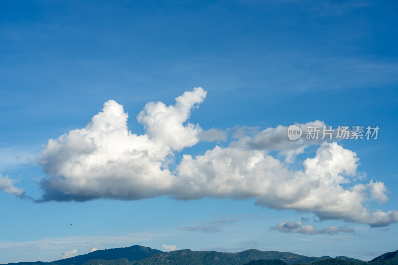 蓝天下的壮观白云与山峦景致