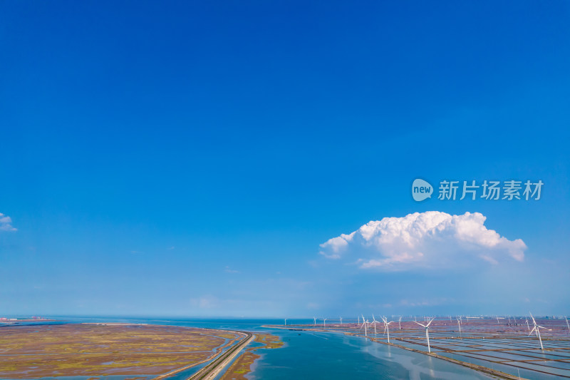 大海沙滩风车蓝天白云航拍摄影图