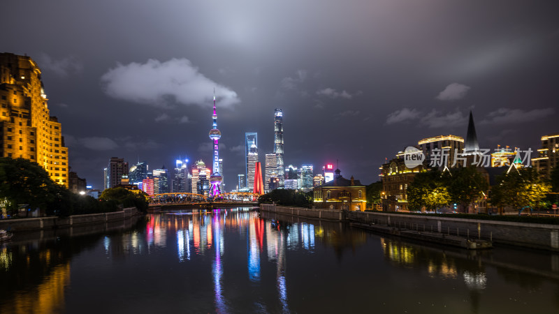 上海苏州河外白渡桥夜景