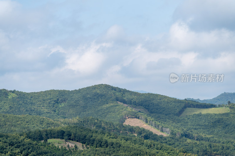 蓝天白云下的山峦景色