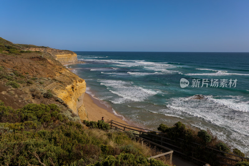澳大利亚大洋路蓝天映衬下的海滩景色