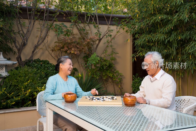 老年夫妻在院子里下棋