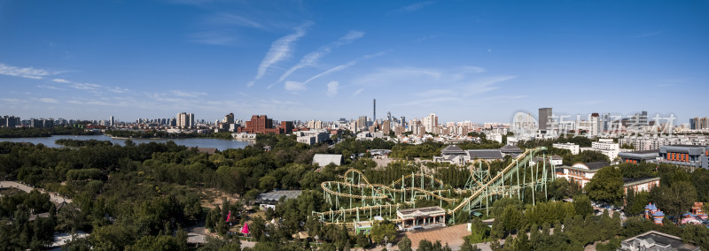 天津天塔湖景区水上公园游乐场城市风光