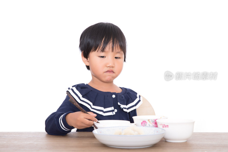 餐桌前的中国小女孩在吃饭