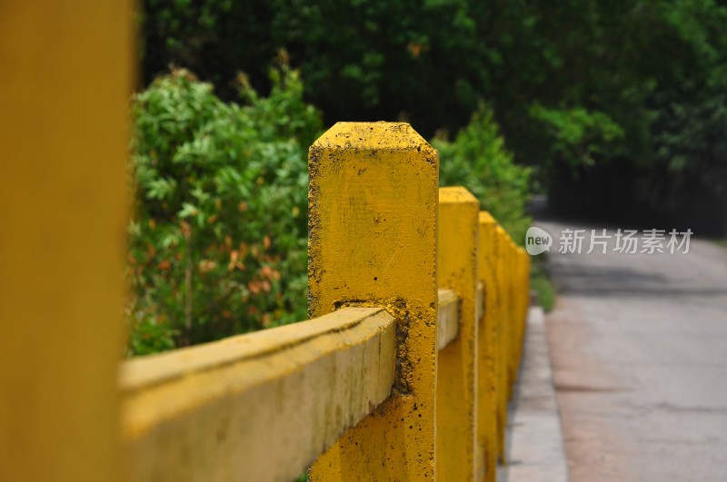 马路边黄色的水泥墩子特写背景虚化