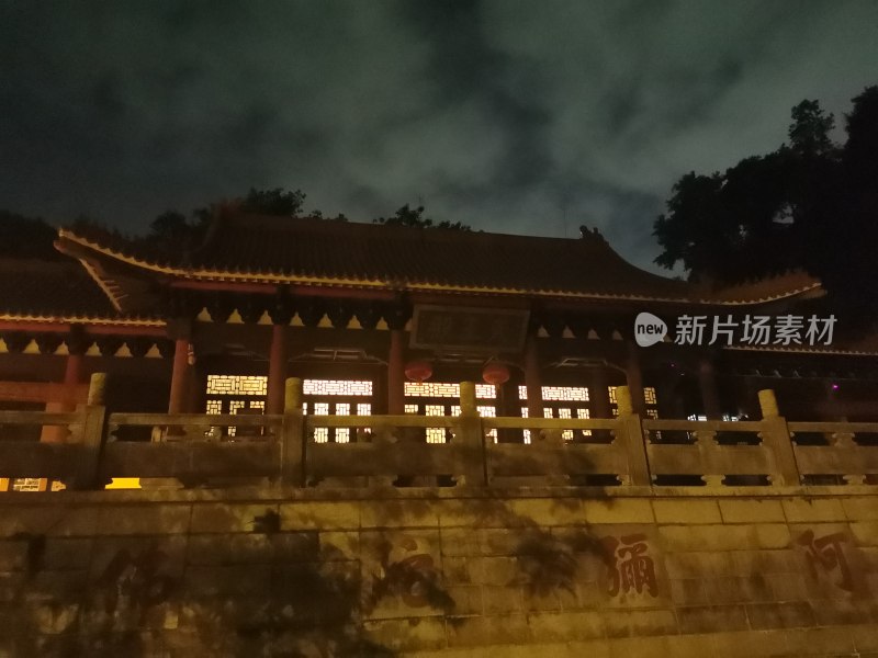 城市寺庙夜景