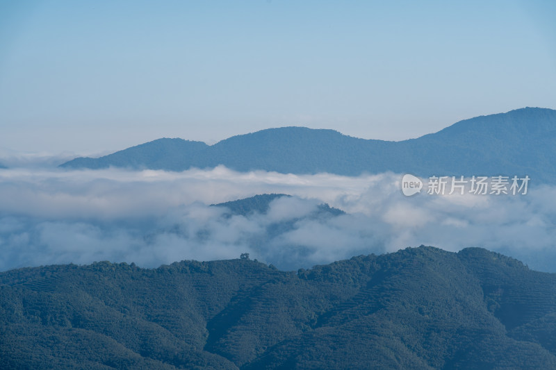 远处山之间的云海