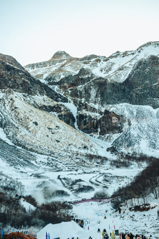 白雪皑皑的长白山在晴朗的天空下