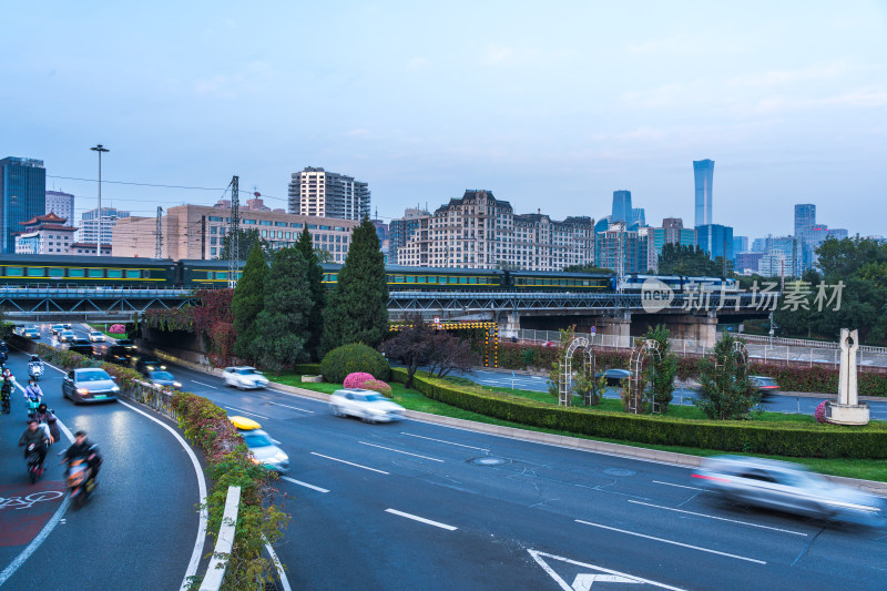 北京公路与铁轨交织的城市建筑群