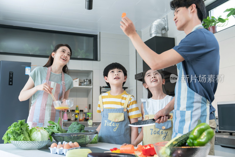 年轻父母教孩子学做饭