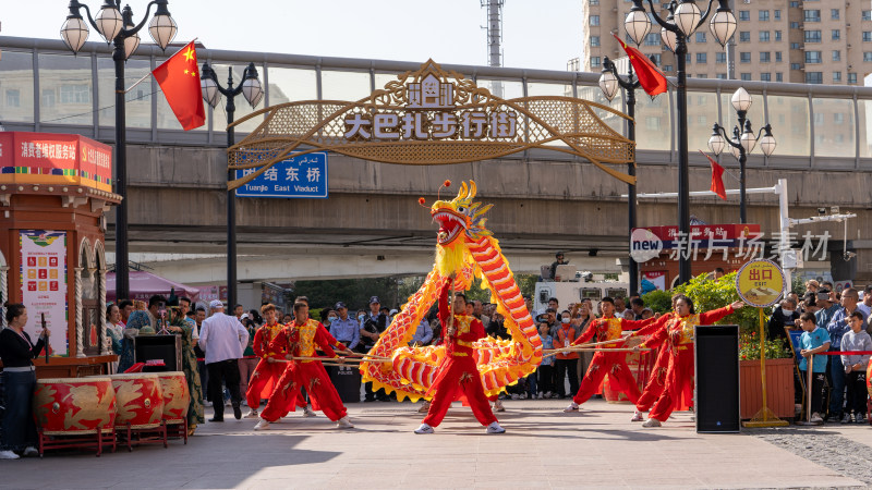 中秋节中国新疆国际大巴扎的特色节目表演