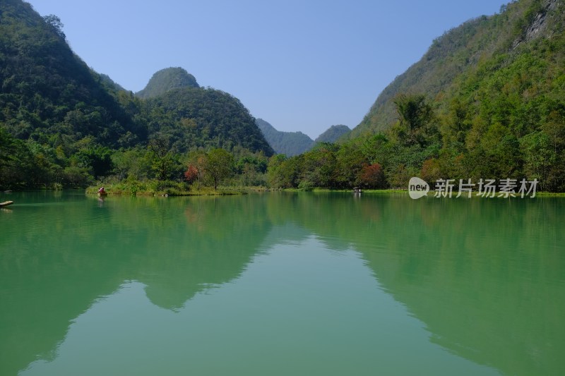 青山绿水间的静谧湖泊风光小七孔