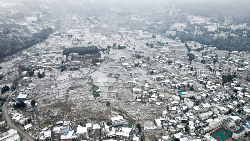 农村村庄里的大雪寒潮天气