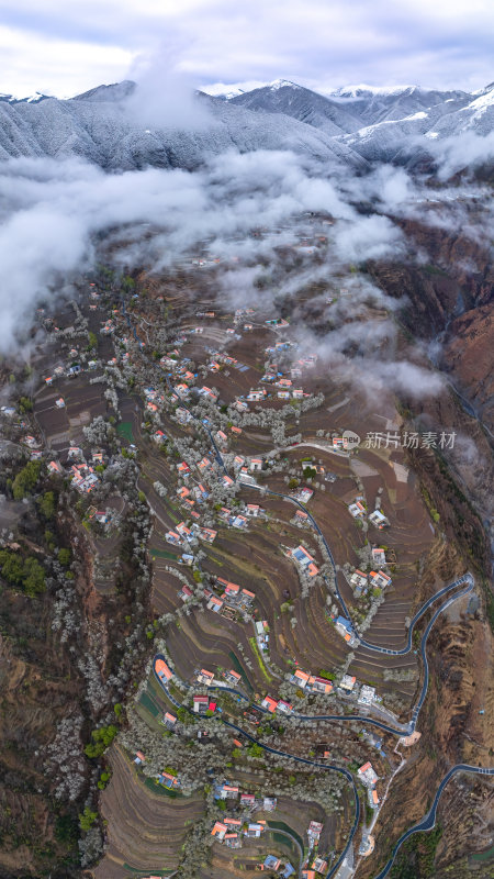 四川阿坝州金川梨花藏寨雪山高空航拍