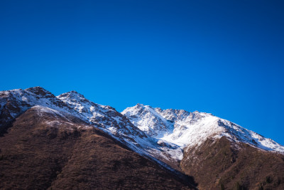 新疆天山山脉秋天雪山牧场风景