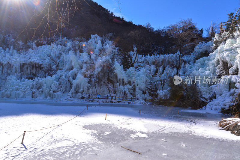 济南九如山冰瀑山间木屋冰雪景观