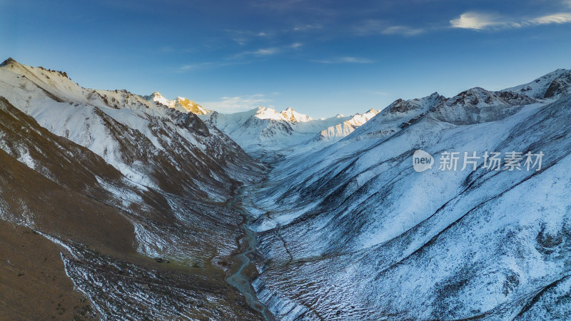 航拍冬季雪山山谷自然风景