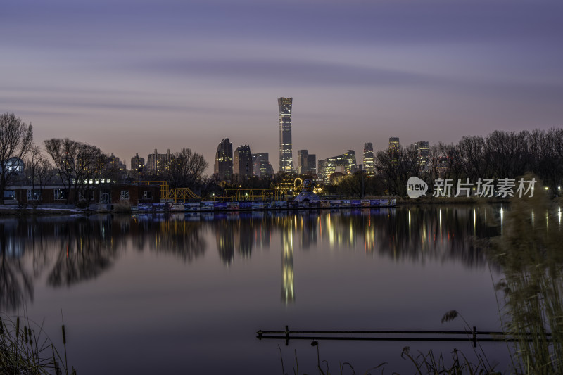 北京城市湖泊倒映璀璨灯火的夜景