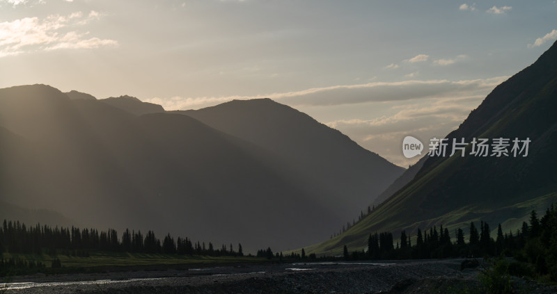 新疆伊犁夏塔景区黄昏的丁达尔光