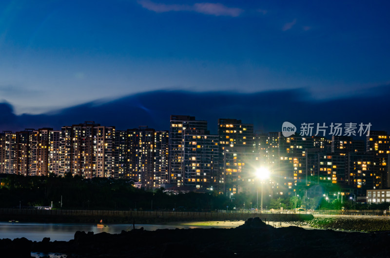 青岛小麦岛上的高楼夜景