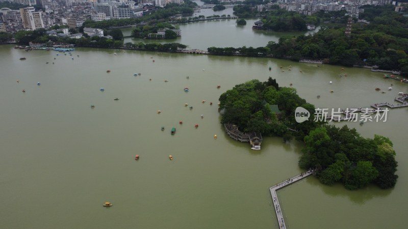 广东惠州：五一黄金周期间西湖湖上游船众多