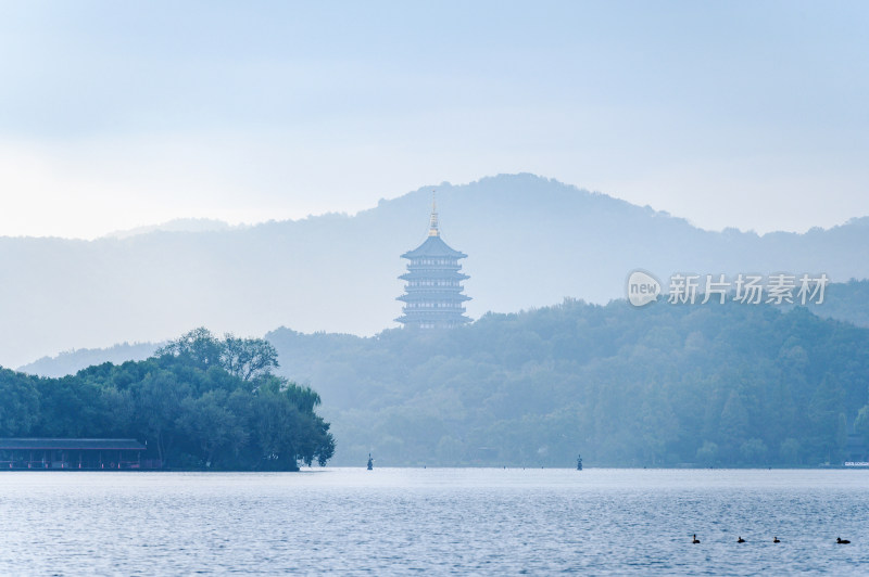 立冬杭州西湖日出朝霞水面倒影