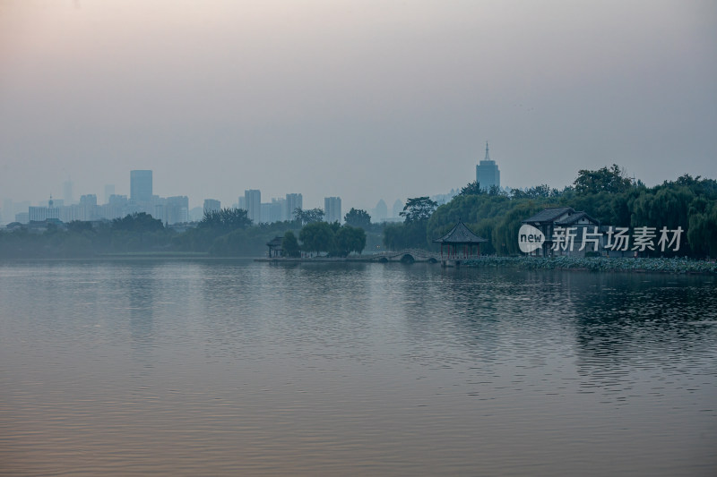 济南大明湖风景区雾色日出景点景观城市风光