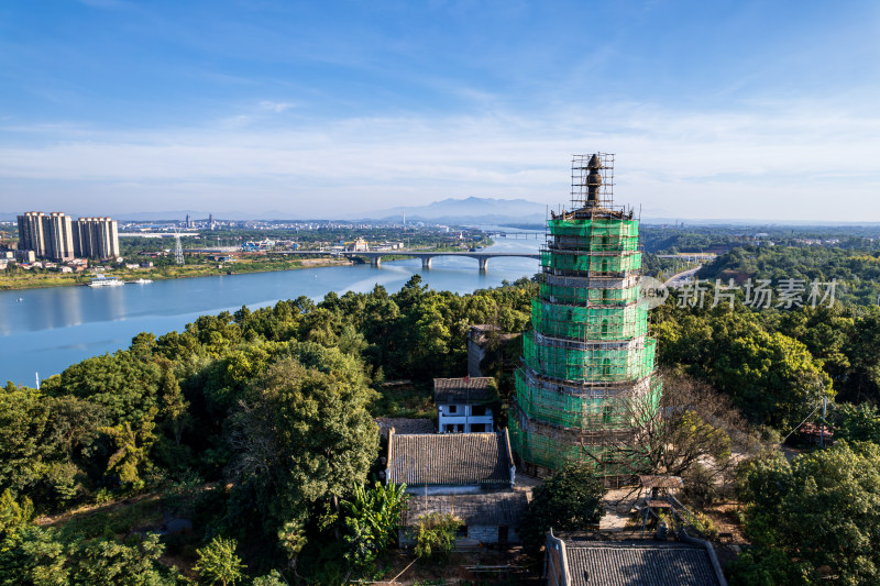 湖南衡阳湘江边正在修葺中的珠晖塔航拍风光