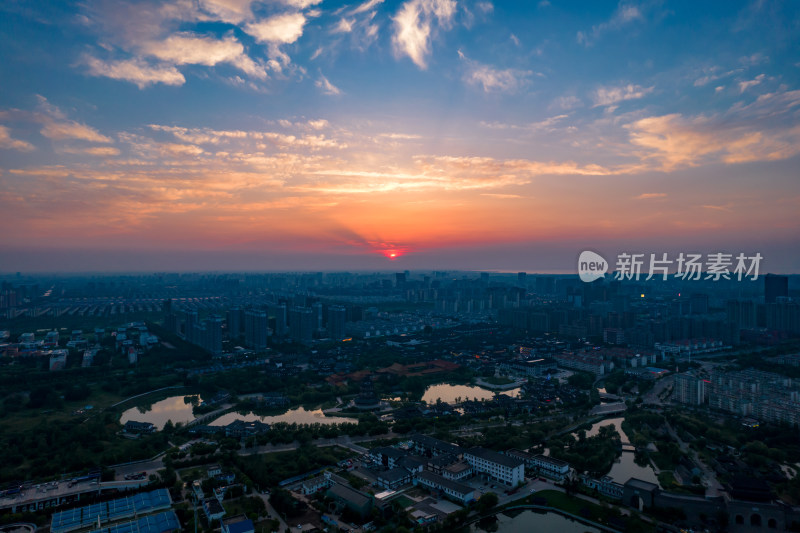 江苏宿迁城市日落晚霞夕阳航拍摄影图