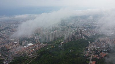 广东东莞：雨后清溪镇云雾缭绕宛如仙境