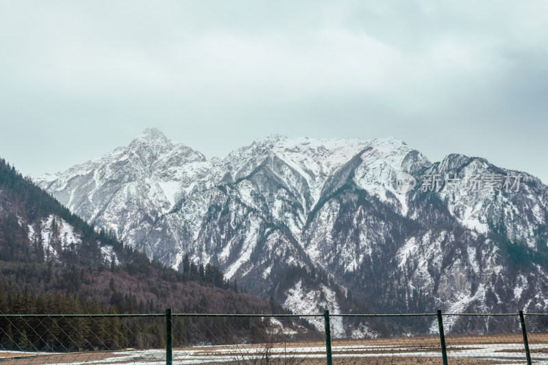 川西九寨沟冬季雪山碧蓝海子唯美