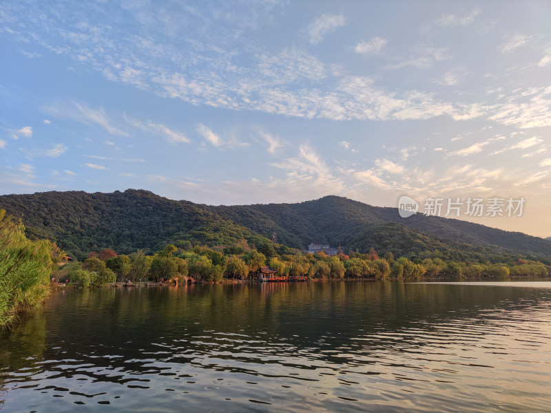 杭州湘湖夕阳下山水相依的自然风光