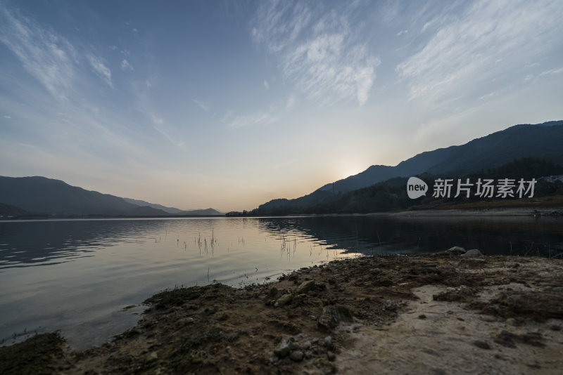 星空下的宁静湖泊及周边山脉夜景