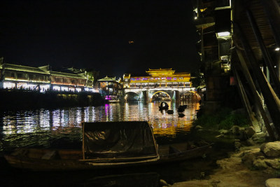 凤凰古城沱江两岸的夜景