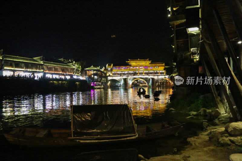 凤凰古城沱江两岸的夜景