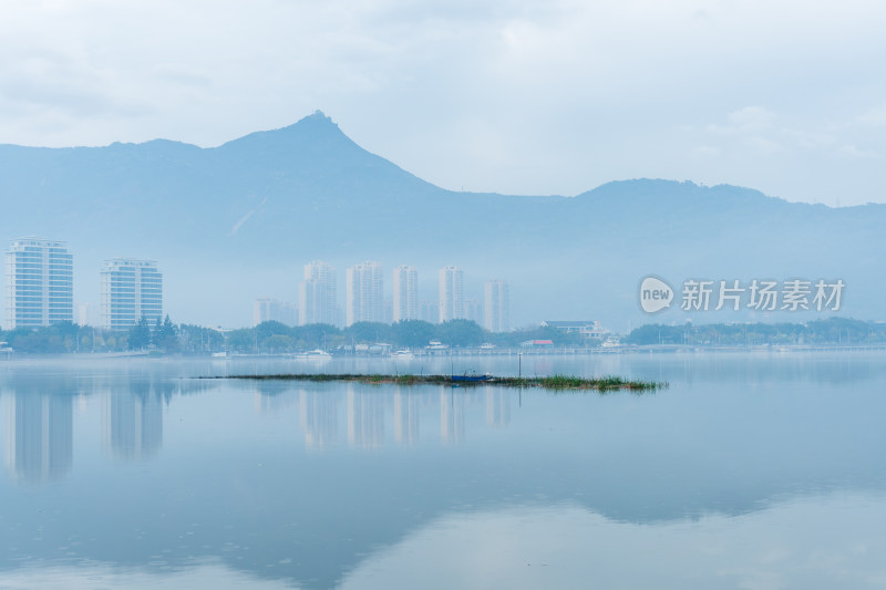 山水间城市湖泊风景