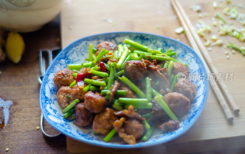 厨房的中式菜肴蒜苔炒肉丸