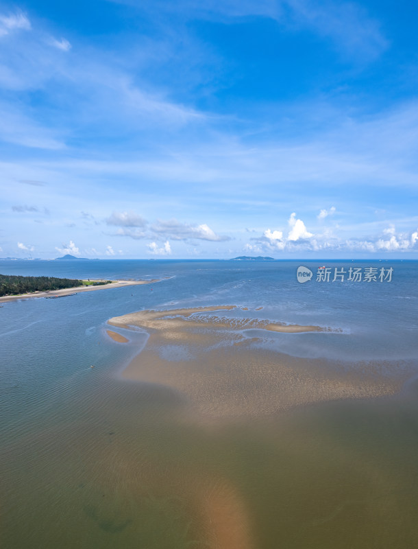 辽阔大海与沙滩边的壮阔风景