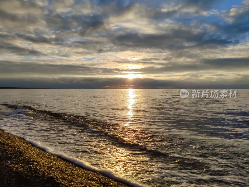 六月的青海湖天鹅湖傍晚蓝调时刻