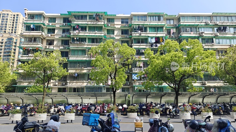 浙江杭州居民楼下停放着许多电动车的景象