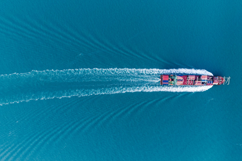 中国广东省珠海市万山群岛珠江口集装箱船