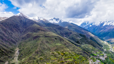 四川阿坝四姑娘山景区附近的雪山