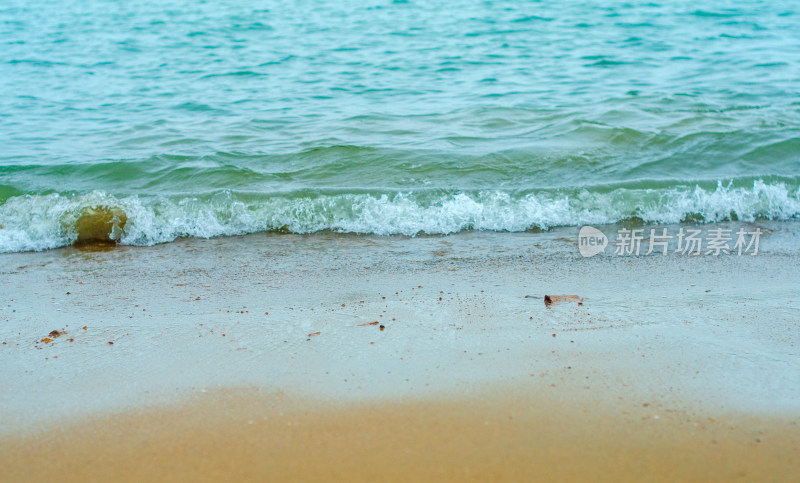 海边的波浪和沙滩