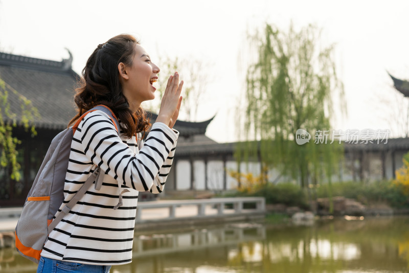 年轻女子旅游