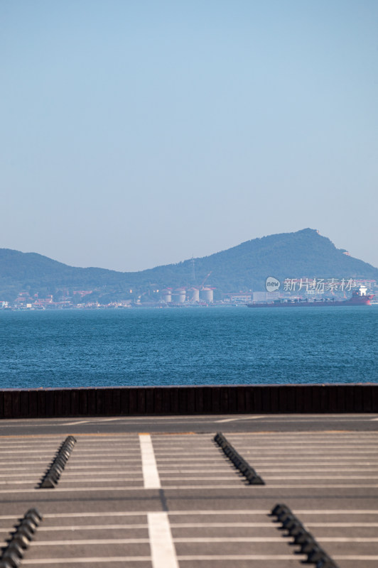 山东烟台第一海水浴场停车场与海洋