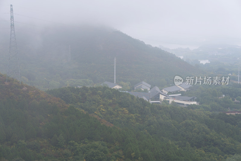 大山深处阴霾天气下的建筑物