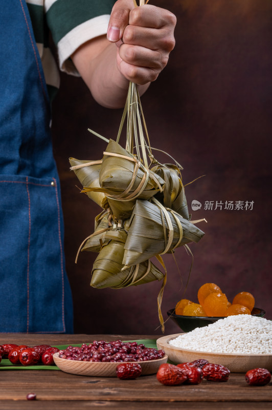 人手提粽子及制作食材