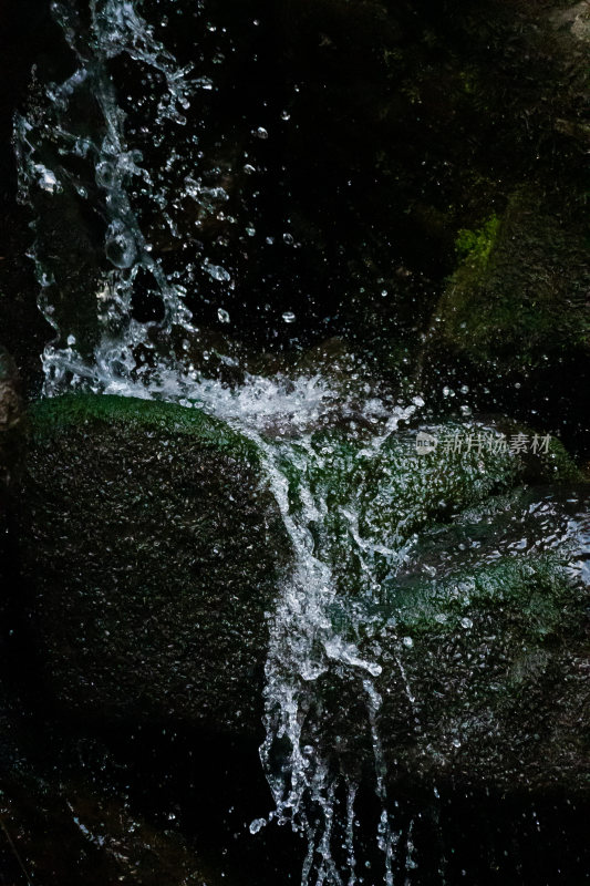 水流冲击岩石特写