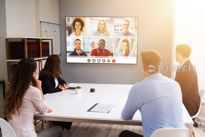 会议室团队成员进行视频会议